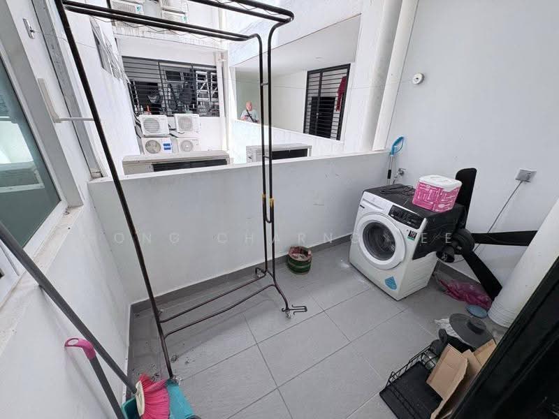 Kediaman Servis untuk Dijual di Twin Danga Residence - Hong Charng Lee - Balcony - PropertyGuru.com.my