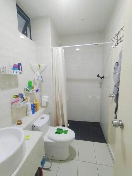 Kediaman Servis untuk Dijual di D'Summit Residences - Robbie Tan - Bathroom - PropertyGuru.com.my