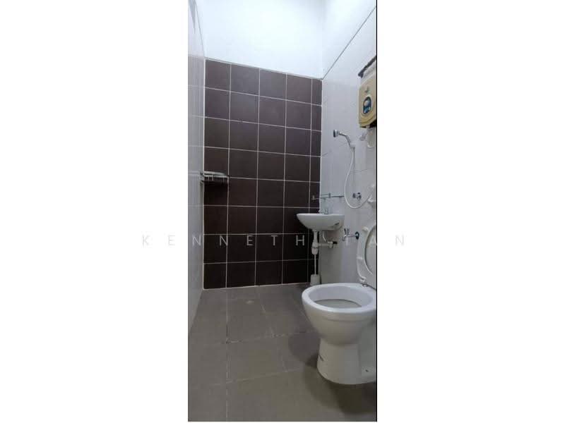 Rumah Flat untuk Disewa di Taman Molek - Kenneth Tan - Bathroom - PropertyGuru.com.my