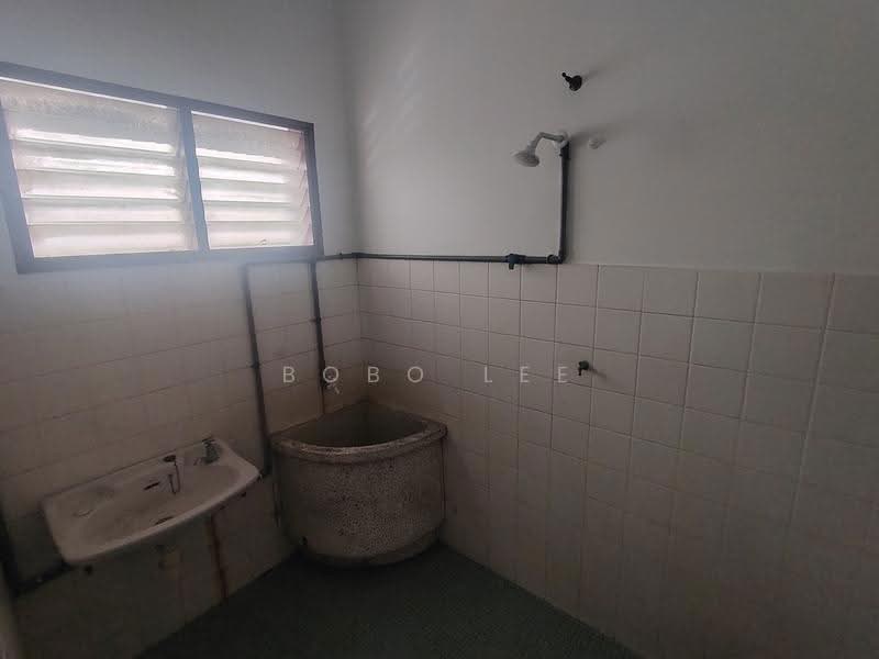 Rumah Teres 2-Tingkat untuk Dijual di Taman Overseas Union (Taman Oug) (Jalan Klang Lama (Old Klang Road)) - Bobo Lee - Bathroom - PropertyGuru.com.my