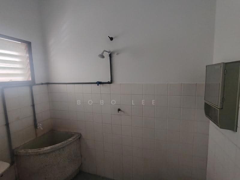 Rumah Teres 2-Tingkat untuk Dijual di Taman Overseas Union (Taman Oug) (Jalan Klang Lama (Old Klang Road)) - Bobo Lee - Bathroom - PropertyGuru.com.my