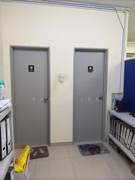 Factory for Sale in Taman Perindustrian Bukit Serdang (Seri Kembangan) - Shaun Lee - Bathroom - PropertyGuru.com.my