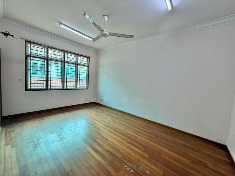 Rumah Berkembar untuk Dijual di Taman Perling (Perling) - Kok Hui - Living Room - PropertyGuru.com.my