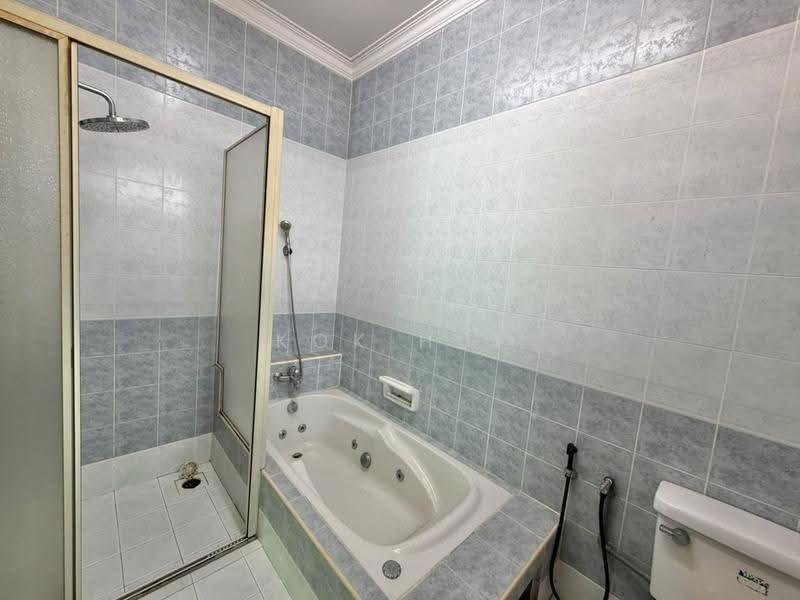 Rumah Berkembar untuk Dijual di Taman Perling (Perling) - Kok Hui - Bathroom - PropertyGuru.com.my