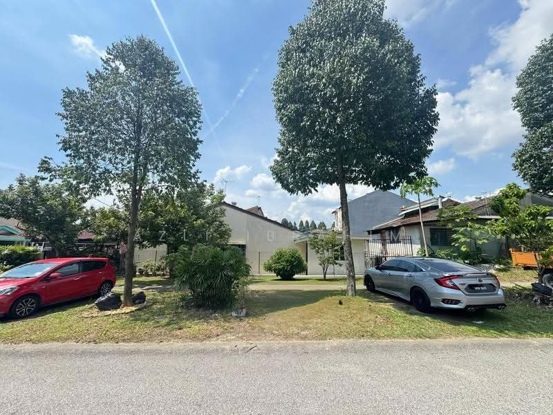 1-storey Terraced House for Sale in Kelana Jaya (Petaling Jaya) - Azli Ibrahim - Exterior - PropertyGuru.com.my