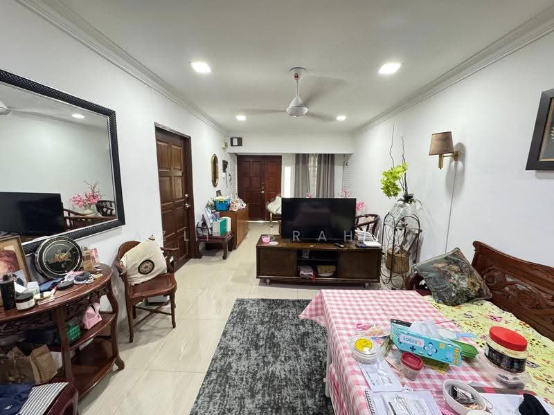 1-storey Terraced House for Sale in Kelana Jaya (Petaling Jaya) - Azli Ibrahim - Living Room - PropertyGuru.com.my