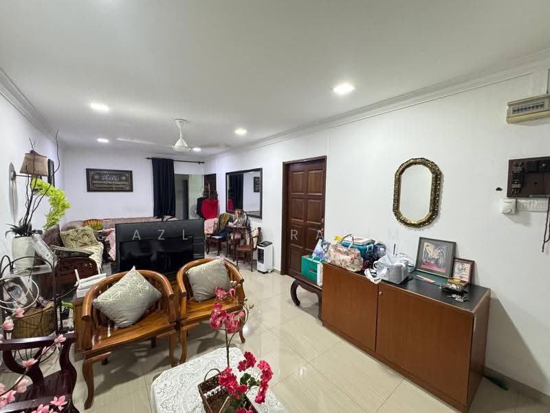 1-storey Terraced House for Sale in Kelana Jaya (Petaling Jaya) - Azli Ibrahim - Living Room - PropertyGuru.com.my