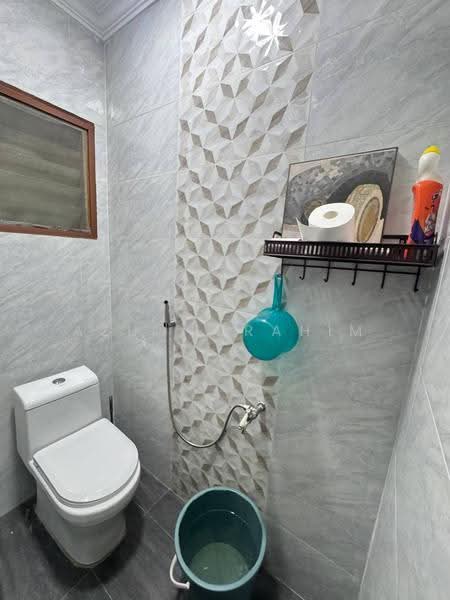 1-storey Terraced House for Sale in Kelana Jaya (Petaling Jaya) - Azli Ibrahim - Bathroom - PropertyGuru.com.my
