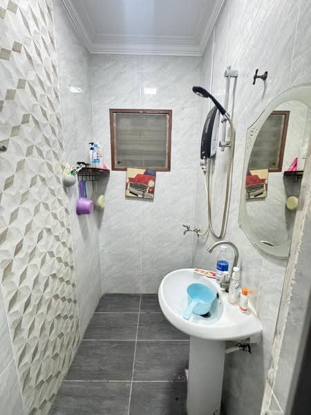 1-storey Terraced House for Sale in Kelana Jaya (Petaling Jaya) - Azli Ibrahim - Bathroom - PropertyGuru.com.my