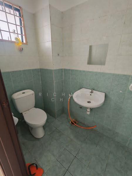 Pangsapuri untuk Disewa di Pangsapuri Permai Puteri - Richard Chia - Bathroom - PropertyGuru.com.my