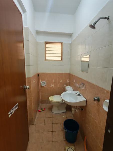 Pangsapuri untuk Disewa di Pangsapuri Permai Puteri - Richard Chia - Bathroom - PropertyGuru.com.my