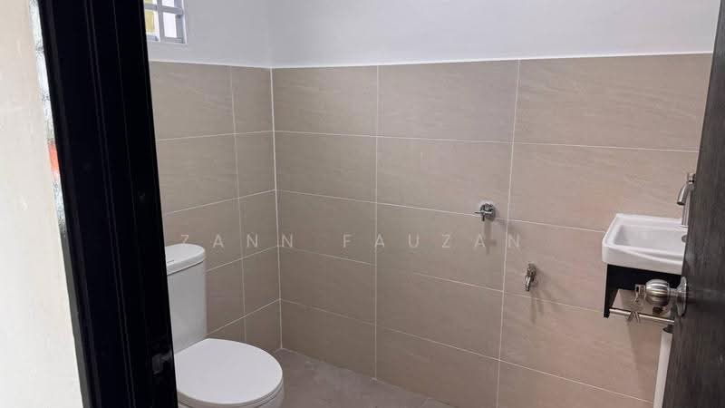 Rumah Teres 2-Tingkat untuk Dijual di Bukit Sentosa (Rawang) - Zann Fauzan - Bathroom - PropertyGuru.com.my