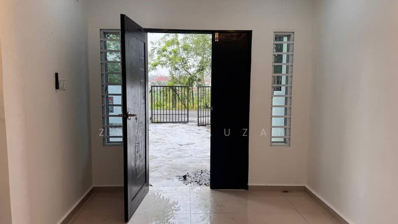 Rumah Teres 2-Tingkat untuk Dijual di Bukit Sentosa (Rawang) - Zann Fauzan - Entrance - PropertyGuru.com.my