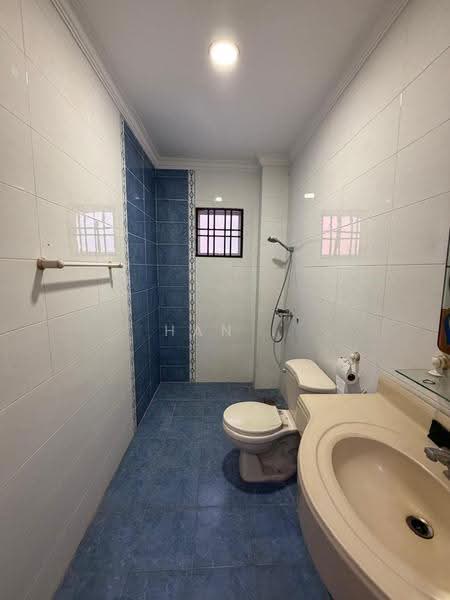 3-storey Terraced House for Sale in Taman Overseas Union (Taman Oug) (Jalan Klang Lama (Old Klang Road)) - Han . - Bathroom - PropertyGuru.com.my