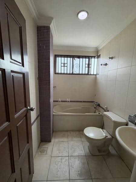 3-storey Terraced House for Sale in Taman Overseas Union (Taman Oug) (Jalan Klang Lama (Old Klang Road)) - Han . - Bathroom - PropertyGuru.com.my