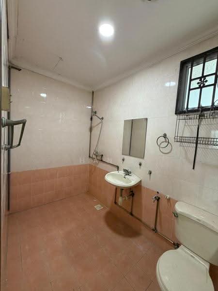 3-storey Terraced House for Sale in Taman Overseas Union (Taman Oug) (Jalan Klang Lama (Old Klang Road)) - Han . - Bathroom - PropertyGuru.com.my