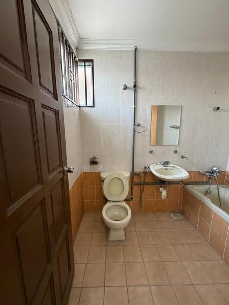 3-storey Terraced House for Sale in Taman Overseas Union (Taman Oug) (Jalan Klang Lama (Old Klang Road)) - Han . - Bathroom - PropertyGuru.com.my