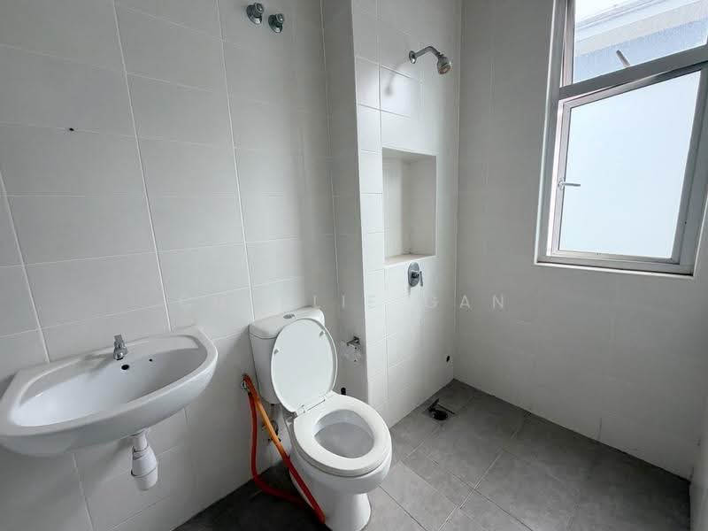 Rumah Teres 2-Tingkat untuk Disewa di Bandar Saujana Putra (Tanjong Duabelas) - Charlie Gan - Bathroom - PropertyGuru.com.my
