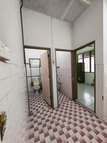 1-storey Terraced House for Sale in Taman Johor Jaya (Johor Bahru) - Kevin Kuek - Bathroom - PropertyGuru.com.my