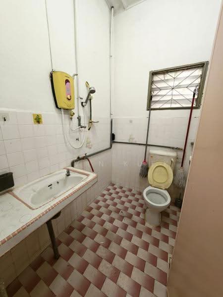 1-storey Terraced House for Sale in Taman Johor Jaya (Johor Bahru) - Kevin Kuek - Bathroom - PropertyGuru.com.my