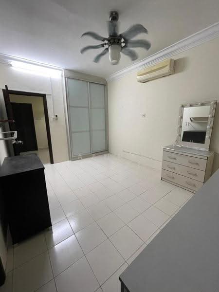 Kondominium untuk Dijual di De Rozelle - Azura Hariri - Bedroom - PropertyGuru.com.my