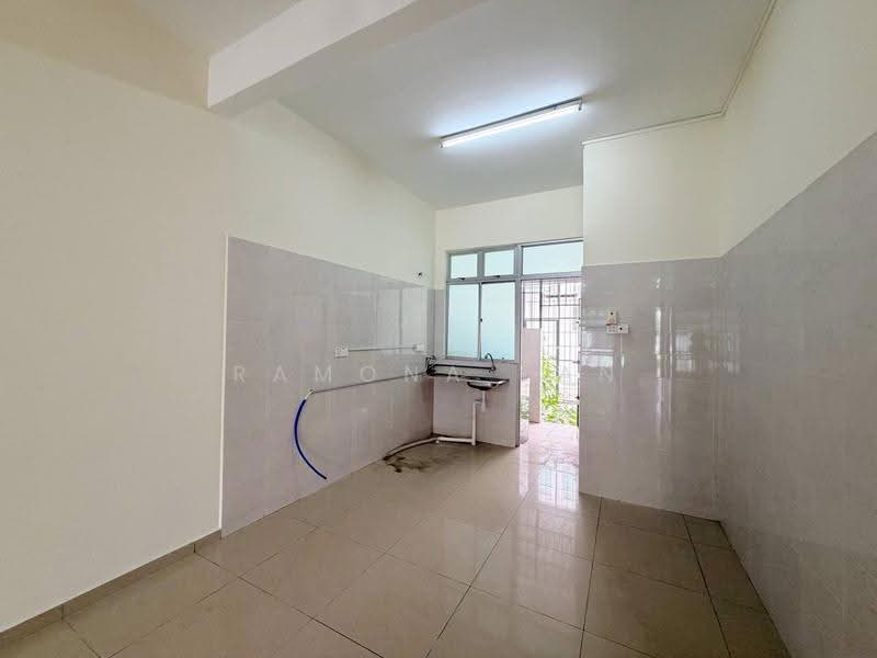 Rumah Teres 2-Tingkat untuk Dijual di Taman Angkasa Nuri (Durian Tunggal) - Ramona Tan - Kitchen - PropertyGuru.com.my