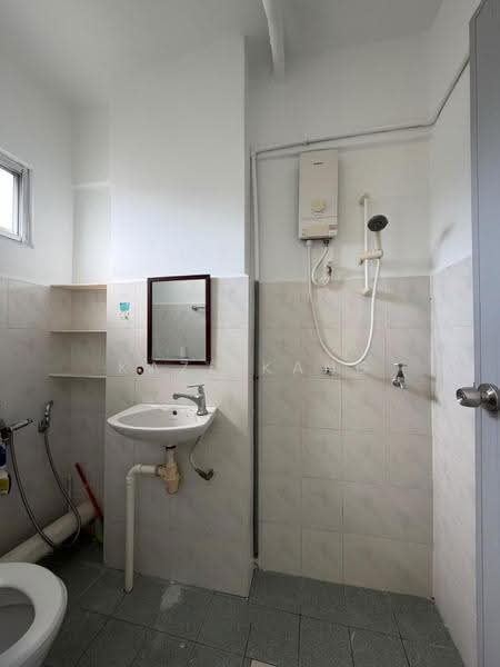 Pangsapuri untuk Disewa di Sri Impian Apartment - Kaze Kang - Bathroom - PropertyGuru.com.my