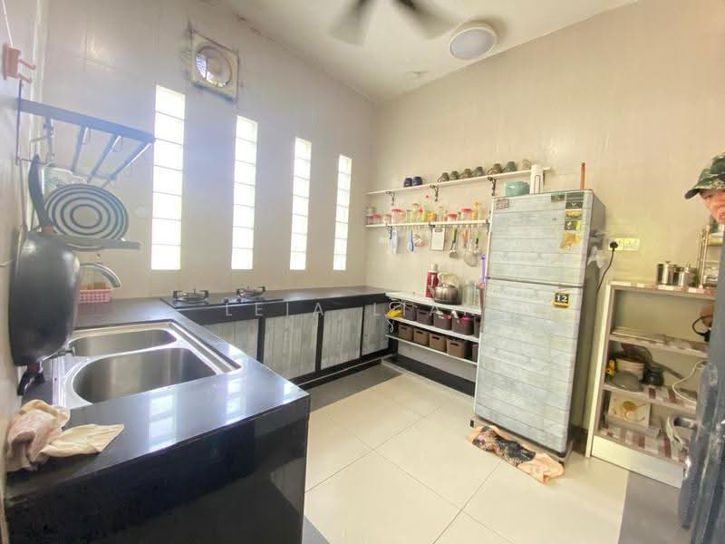 Semi-Detached House for Sale in Bandar Saujana Putra (Tanjong Duabelas) - Leia Lian - Kitchen - PropertyGuru.com.my