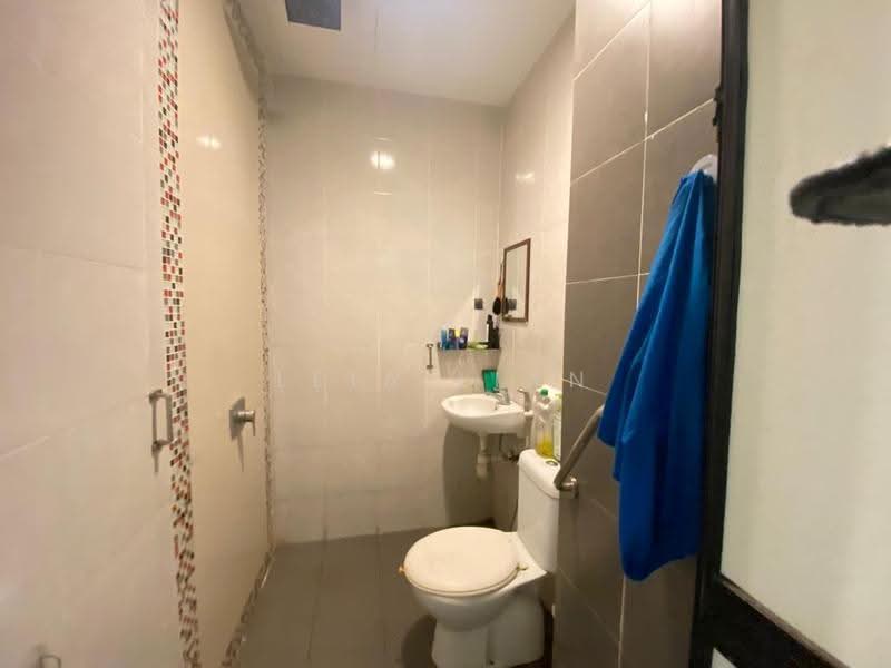 Semi-Detached House for Sale in Bandar Saujana Putra (Tanjong Duabelas) - Leia Lian - Bathroom - PropertyGuru.com.my