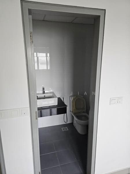 Kediaman Servis untuk Dijual di The Wharf Residence - Chan Jian Hau - Bathroom - PropertyGuru.com.my