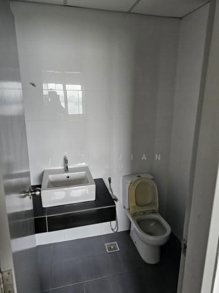 Kediaman Servis untuk Dijual di The Wharf Residence - Chan Jian Hau - Bathroom - PropertyGuru.com.my
