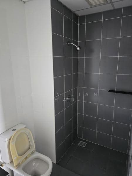 Kediaman Servis untuk Dijual di The Wharf Residence - Chan Jian Hau - Bathroom - PropertyGuru.com.my