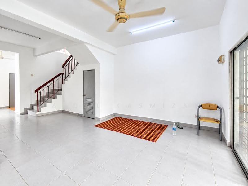 Rumah Teres 2-Tingkat untuk Dijual di Taman Impian Putra (Bangi) - Haiqal Kasmizan - Living Room - PropertyGuru.com.my