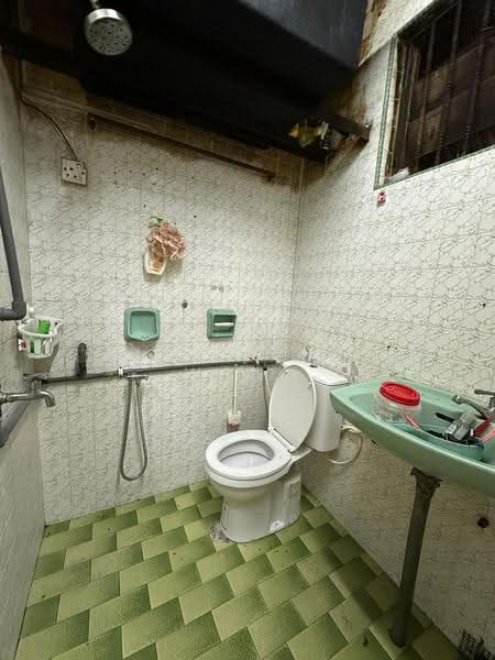 Rumah Flat untuk Dijual di Flat Taman Ungku Tun Aminah - Lee Chin Wong - Bathroom - PropertyGuru.com.my