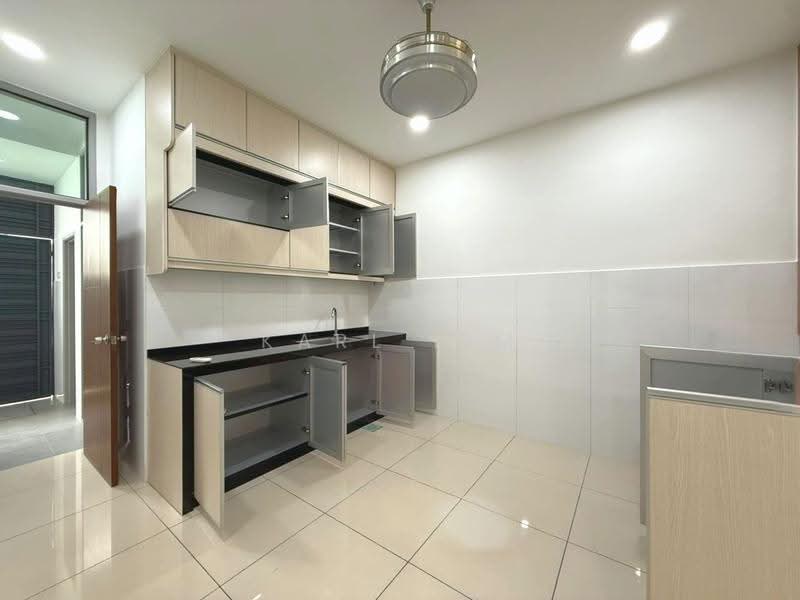 Rumah Teres 2-Tingkat untuk Disewa di Taman Seri Austin (Tebrau) - Karl Lim - Kitchen - PropertyGuru.com.my