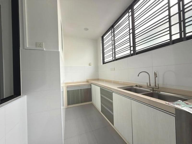 Rumah Teres 2-Tingkat untuk Disewa di Taman Seri Austin (Tebrau) - Karl Lim - Kitchen - PropertyGuru.com.my