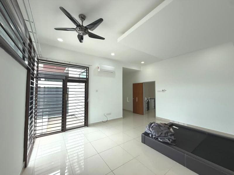 Rumah Teres 2-Tingkat untuk Disewa di Taman Seri Austin (Tebrau) - Karl Lim - Living Room - PropertyGuru.com.my