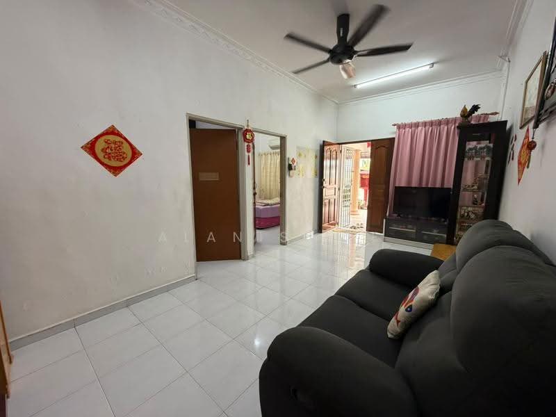 Rumah Teres 1-Tingkat untuk Disewa di Taman Universiti (Skudai) - Alanis Lee - Living Room - PropertyGuru.com.my