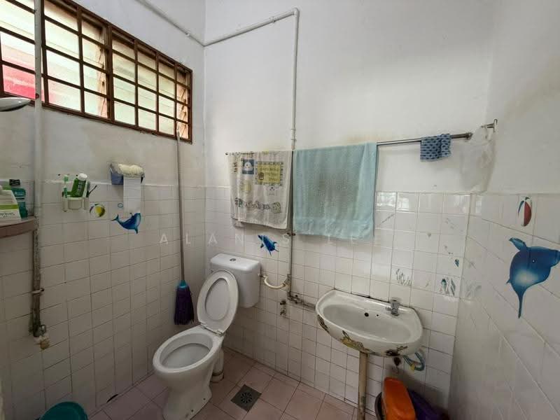 Rumah Teres 1-Tingkat untuk Disewa di Taman Universiti (Skudai) - Alanis Lee - Bathroom - PropertyGuru.com.my