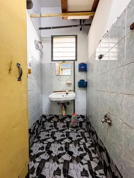 Rumah Flat untuk Dijual di Camelia Court - Danial Mohd Zaki - Bathroom - PropertyGuru.com.my