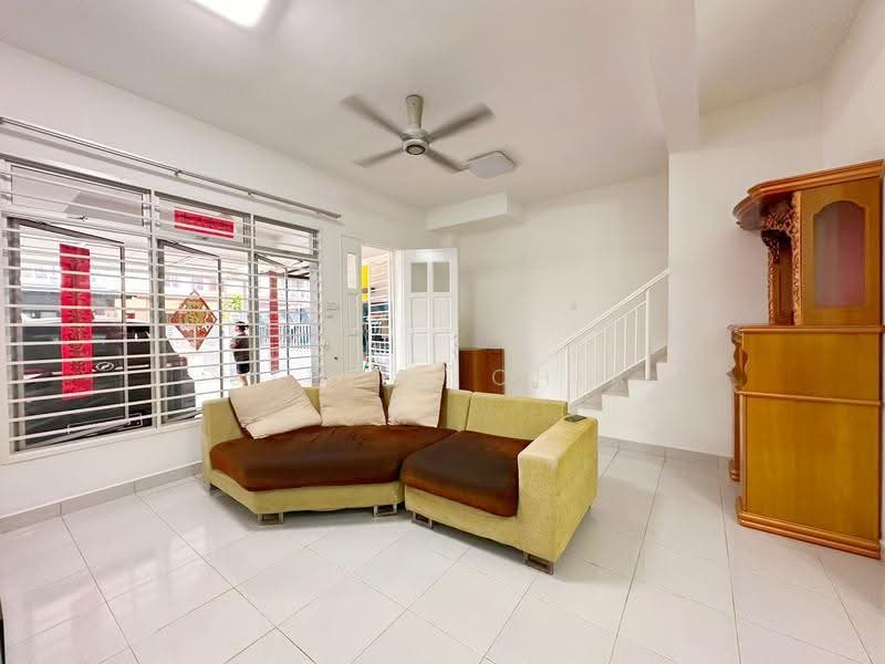 2-storey Terraced House for Sale in Taman Seri Austin (Tebrau) - Stella Chia - Living Room - PropertyGuru.com.my