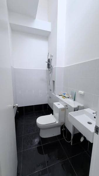 Rumah Teres untuk Disewa di Kota Masai (Pasir Gudang) - Stephanie Gan - Bathroom - PropertyGuru.com.my