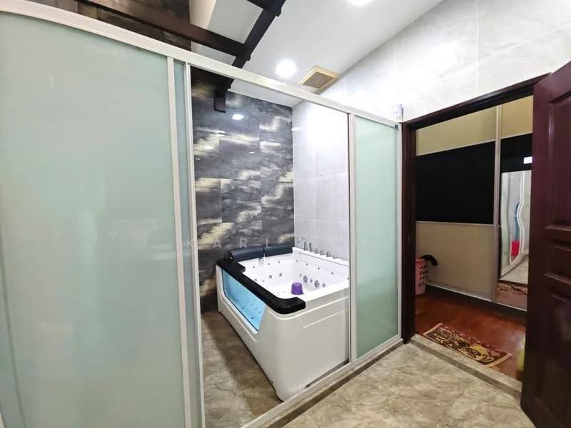 Rumah Berkembar untuk Dijual di Taman Desa Cemerlang (Ulu Tiram) - Karl Lim - Bathroom - PropertyGuru.com.my