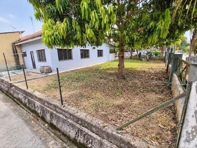 1-storey Terraced House for Sale in Taman Putera Indah (Batu Pahat) - Sufi Norman - Exterior - PropertyGuru.com.my