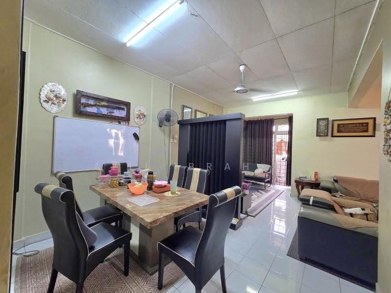Townhouse for Sale in Bandar Seri Putra (Bangi) - Azli Ibrahim - Living Room - PropertyGuru.com.my
