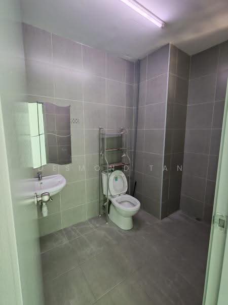Kediaman Servis untuk Dijual di Straits Garden Residence - Desmond Tan - Bathroom - PropertyGuru.com.my