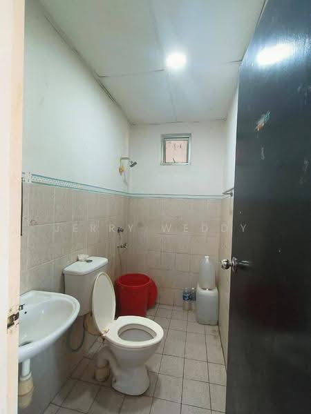 Pangsapuri untuk Disewa di Country Heights - Jerry Weddy - Bathroom - PropertyGuru.com.my