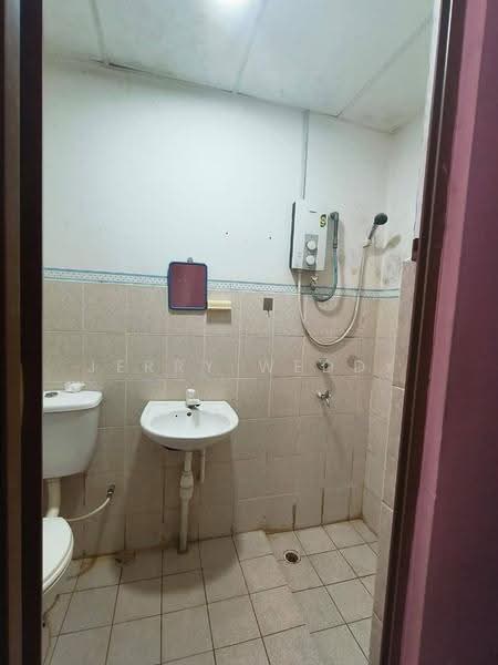 Pangsapuri untuk Disewa di Country Heights - Jerry Weddy - Bathroom - PropertyGuru.com.my