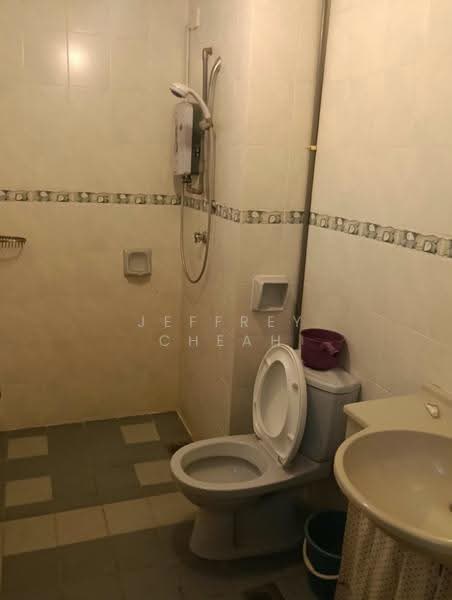 Kondominium untuk Disewa di Pelangi Astana - Jeffrey Cheah - Bathroom - PropertyGuru.com.my