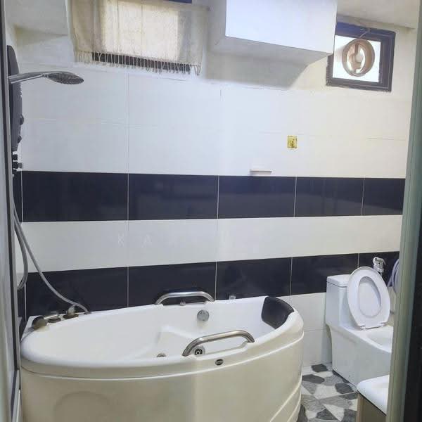 Flat for Sale at Flat Bukit Indah - Karl Lim - Bathroom - PropertyGuru.com.my